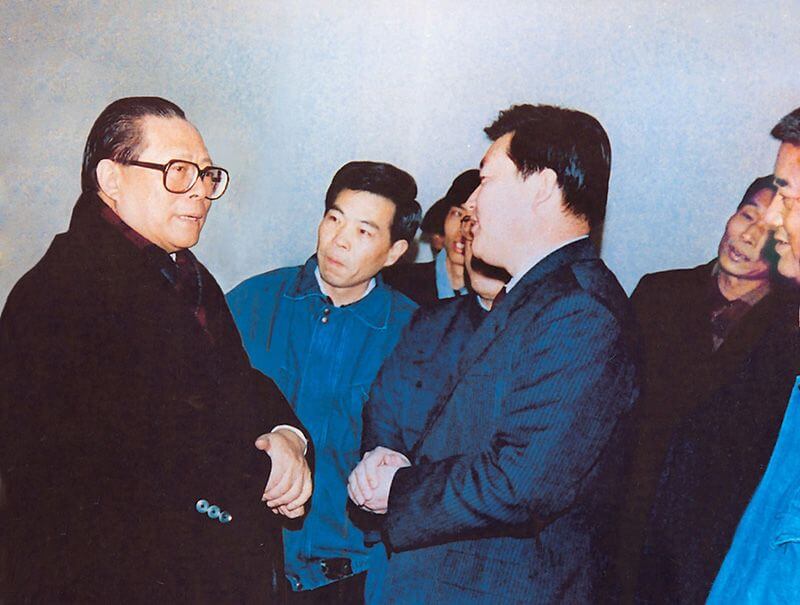 1991年2月5日，时任中共中央总书记的江 泽 民（左一）视察利来国际，他指示：“抓住机遇，深化改革，扩大开放，促进发展，保持稳定。”