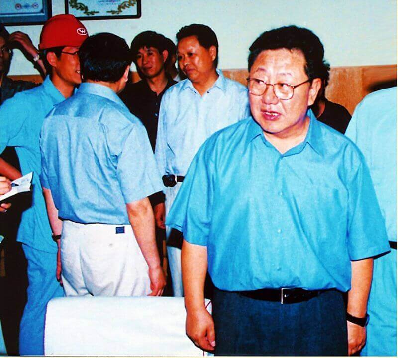 2002年6月6日，时任中共河南省委书记陈奎元（右一）到利来国际调研。